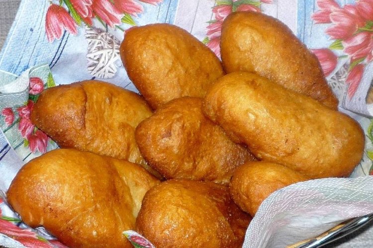 Gebratene Piroggen mit Kartoffelbrühe