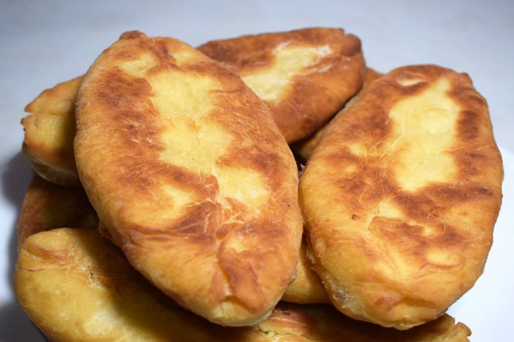 Gebratene Piroggen mit Ei, Käse und Kräutern
