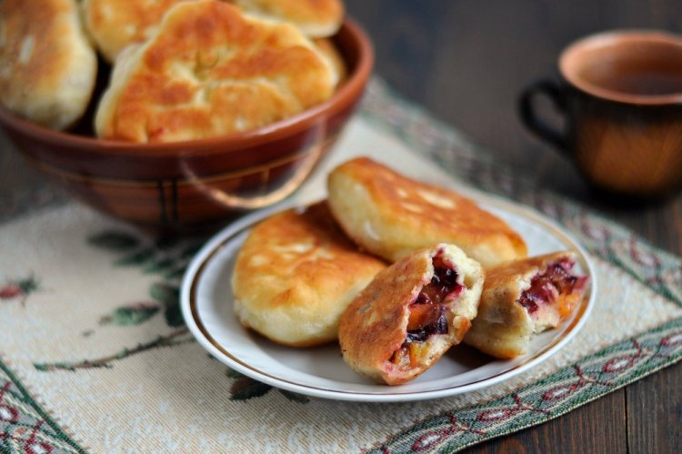 Gebratene Piroggen mit Sauerrahm