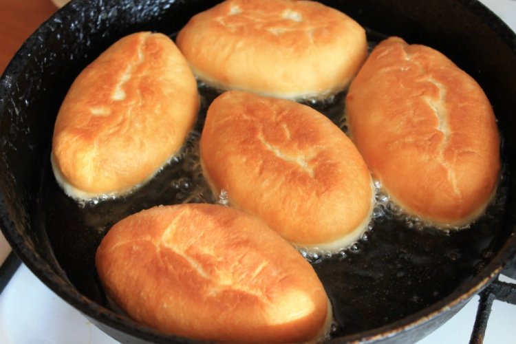 Gebratene Piroggen mit Milch