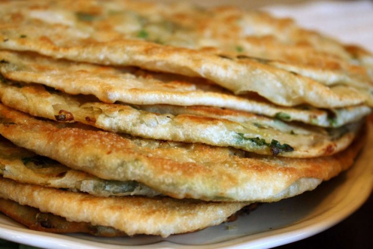 Hefefladenbrote mit Zwiebeln