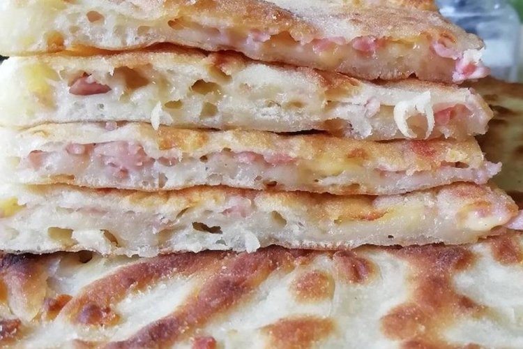 Hefefladenbrote mit Schinken und Käse
