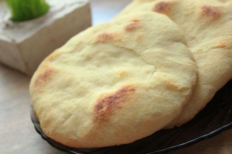 Hefefladenbrote mit Grieß