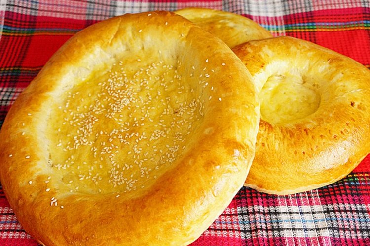 Hefefladenbrote mit Sauerrahm