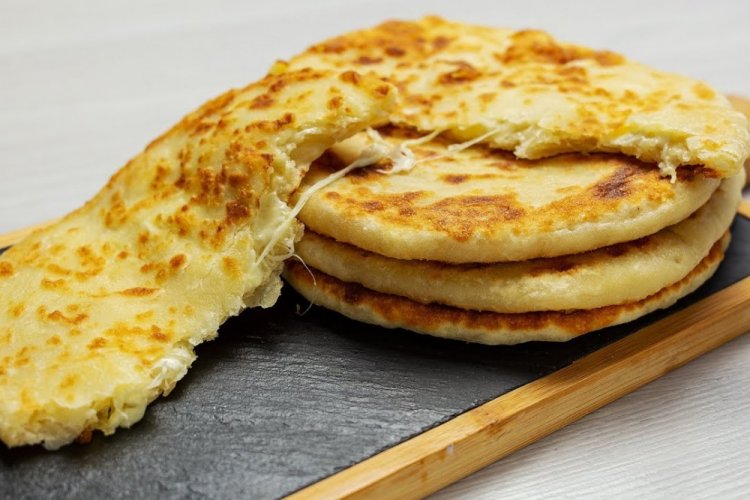 Hefefladenbrote mit Käse
