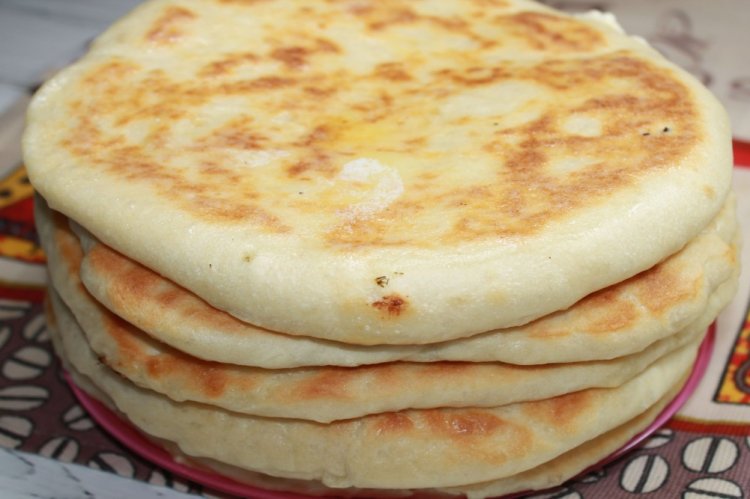 Hefefladenbrote mit Quark, Rosinen und Schokolade