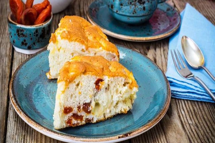 Sauerrahmkuchen mit Trockenfrüchten