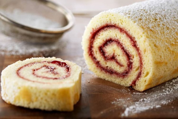 Biskuitrolle mit Marmelade