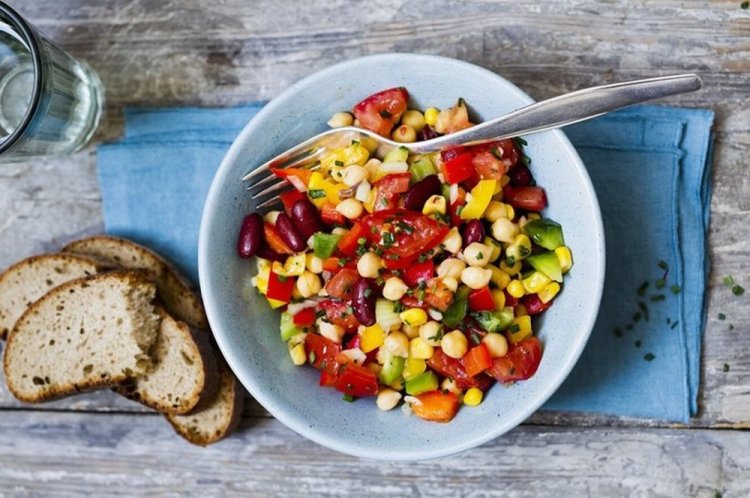 Salat mit Kichererbsen, Bohnen und Mais