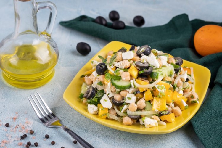 Salat mit Kichererbsen, Käse und Oliven