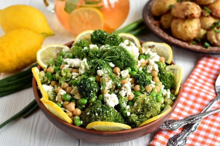 Salat mit Brokkoli und Kichererbsen
