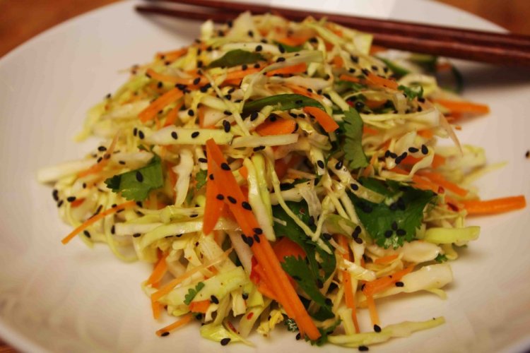 Salat mit Kohl, koreanischen Karotten und Kichererbsen