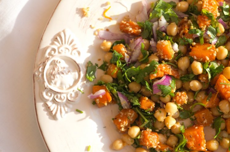 Warmer Salat mit Kürbis und Kichererbsen