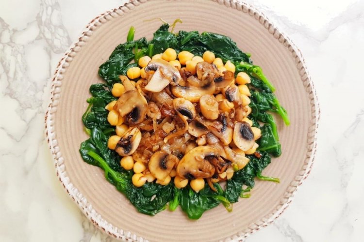 Salat mit Kichererbsen und Pilzen