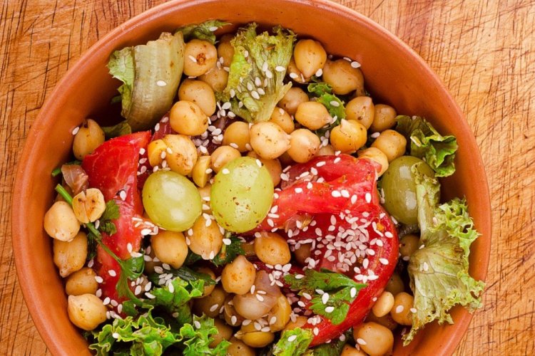 Salat mit Kichererbsen und Trauben