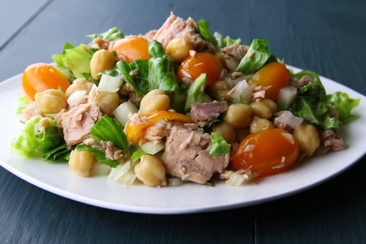 Salat mit Fischkonserven und Kichererbsen