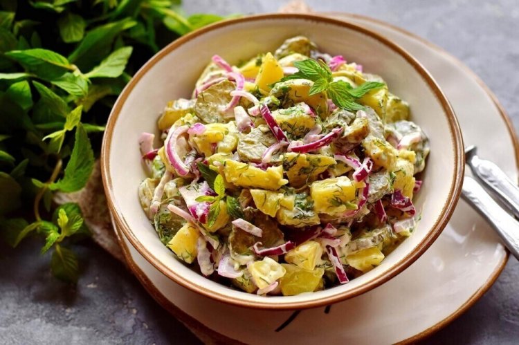 Salat mit Kartoffeln, eingelegten Gurken und Kichererbsen