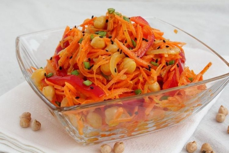 Salat mit Karotten und Kichererbsen