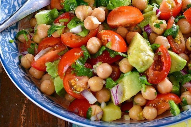 Salat mit Avocado und Kichererbsen