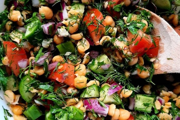 Salat mit Gemüse und Kichererbsen