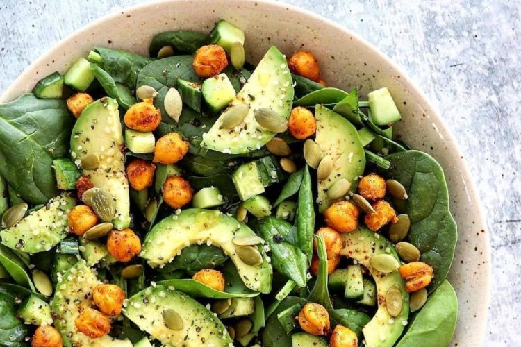 Salat mit Spinat, Avocado und Kichererbsen