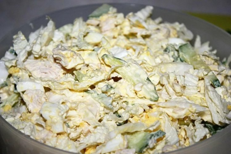 Salat mit Chinakohl, Huhn und Kichererbsen