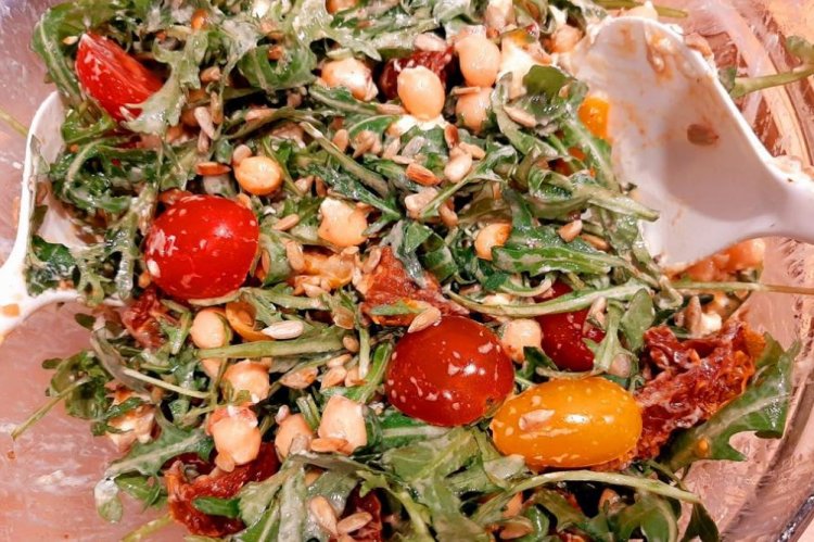Salat mit Rucola, Kichererbsen und getrockneten Tomaten