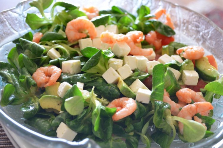 Ensalada de queso feta y gambas