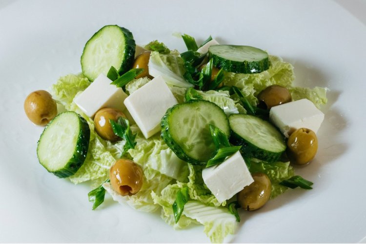 Ensalada de pepinos, aceitunas y queso feta