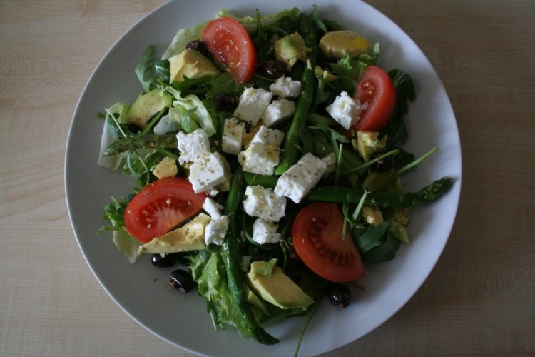 Ensalada de aguacate, queso feta y frijoles rojos