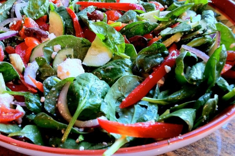 Ensalada de hojas de remolacha, espinacas y feta