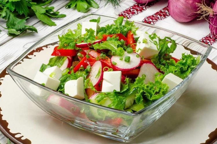 Ensalada de rábano y queso feta
