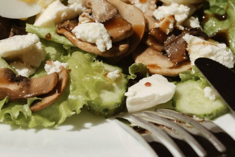 Ensalada de hígado de pollo, feta y champiñones