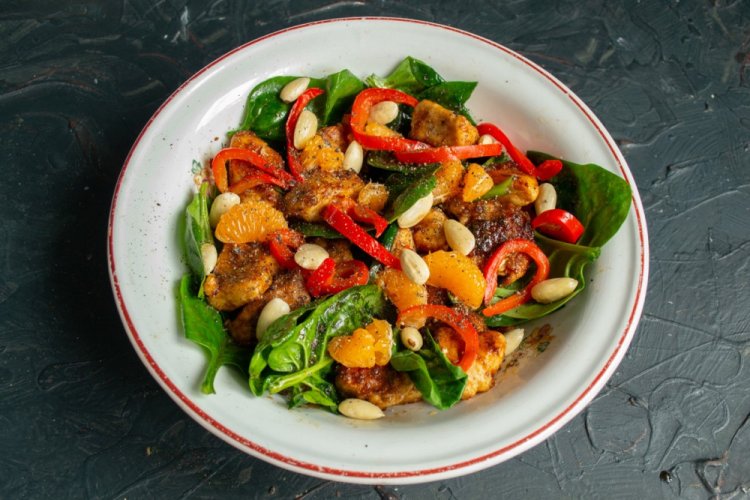 Ensalada de pollo, espinacas y feta
