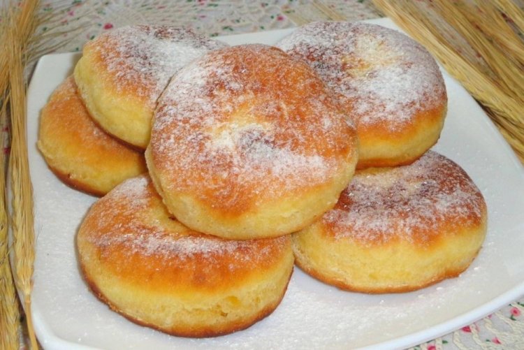 Krapfen mit Kefir in der Pfanne