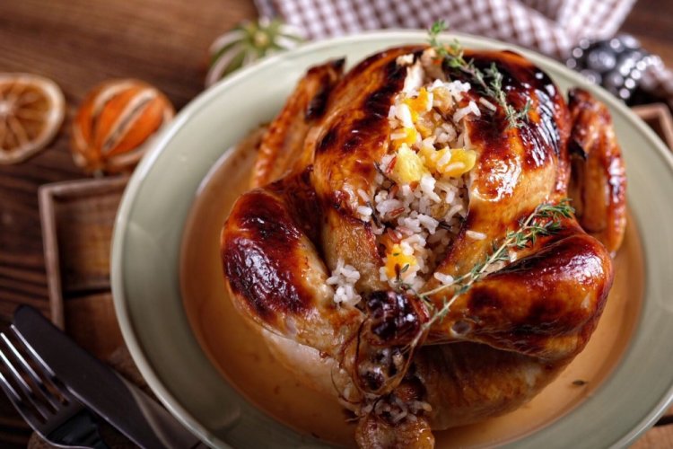 Gefülltes Hähnchen mit Trockenfrüchten und Honig