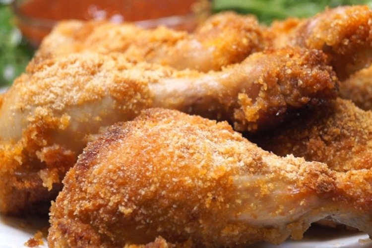 Hähnchenschenkel mit knuspriger Maiskruste aus dem Ofen