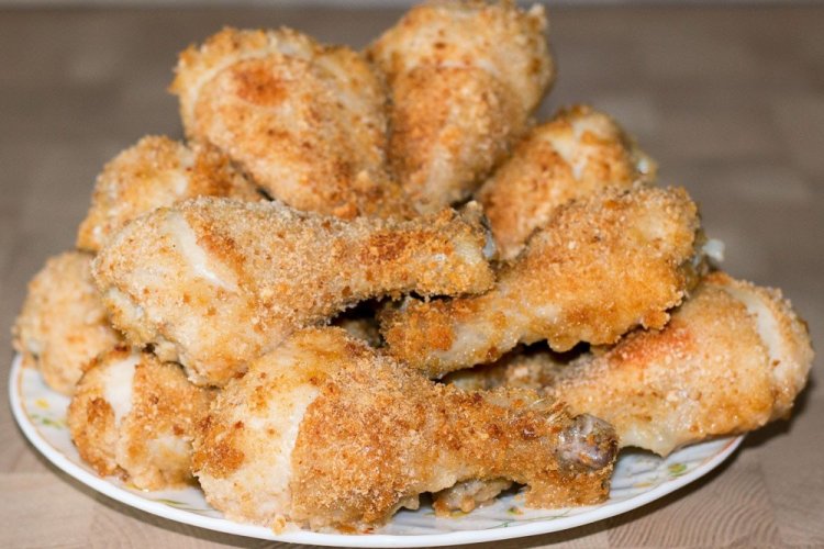 Panierte Hähnchenschenkel mit knuspriger Kruste