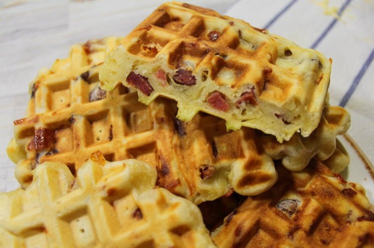 Belgische Waffeln mit Schinken und Käse