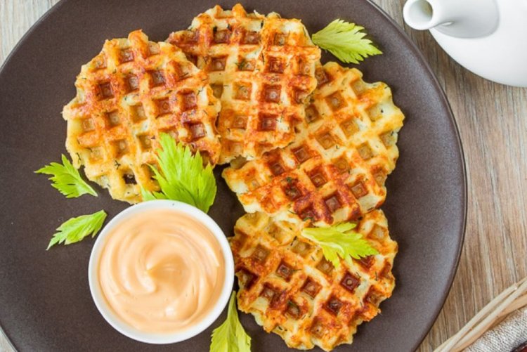 Belgische Waffeln mit Huhn und Frühlingszwiebeln