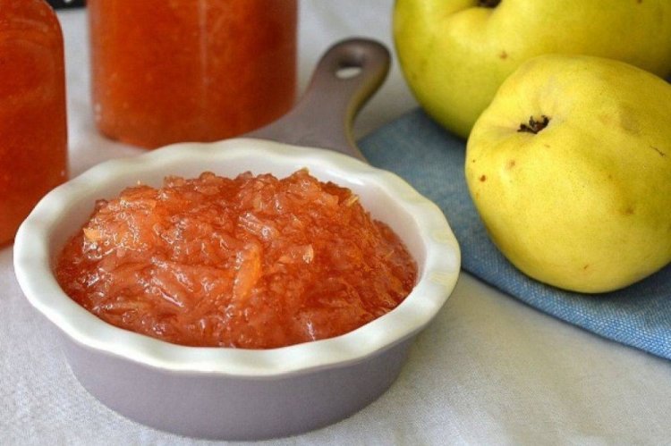 Quittenmarmelade durch den Fleischwolf