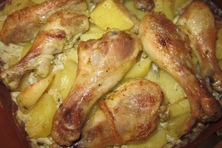 Muslos de pollo con patatas y cebolla al horno