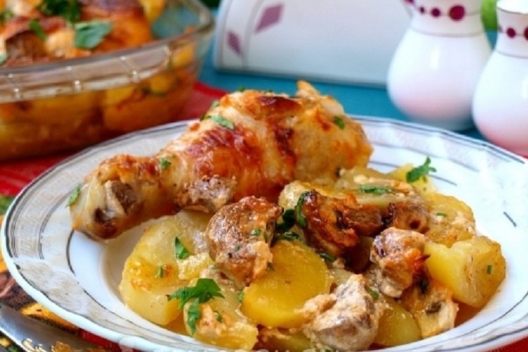 Muslos de pollo con patatas y champiñones al horno