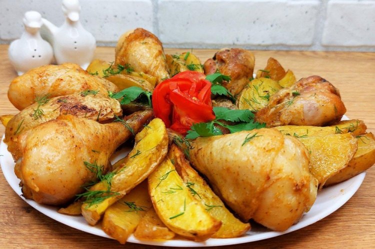 Muslos de pollo con patatas y manzanas al horno