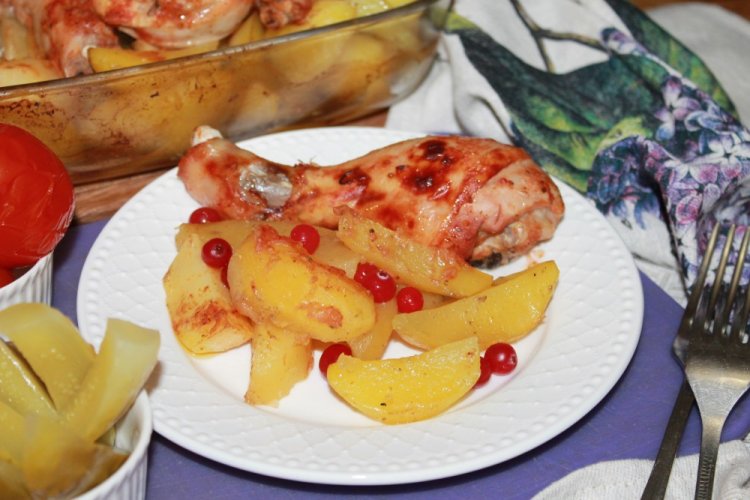 Muslos de pollo con patatas en tomate