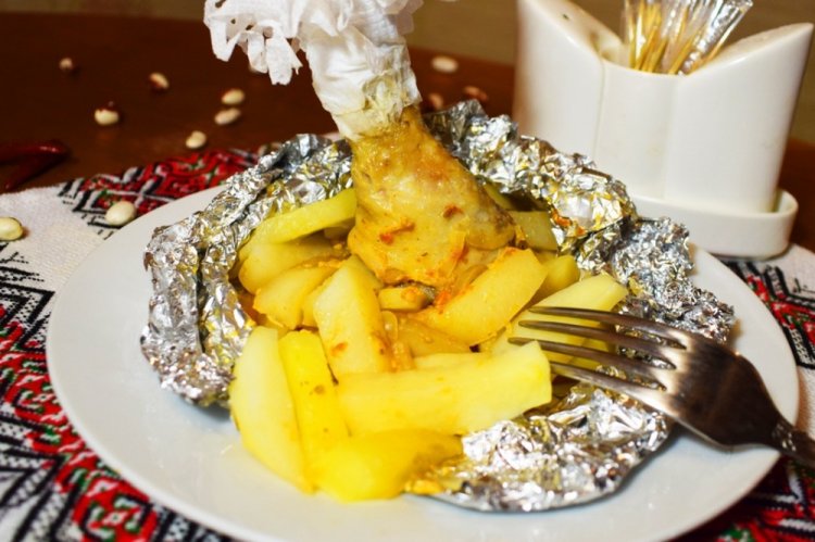 Muslos de pollo con patatas en papel de aluminio