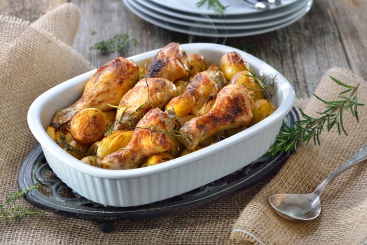Muslos de pollo con patatas y salsa de soja al horno