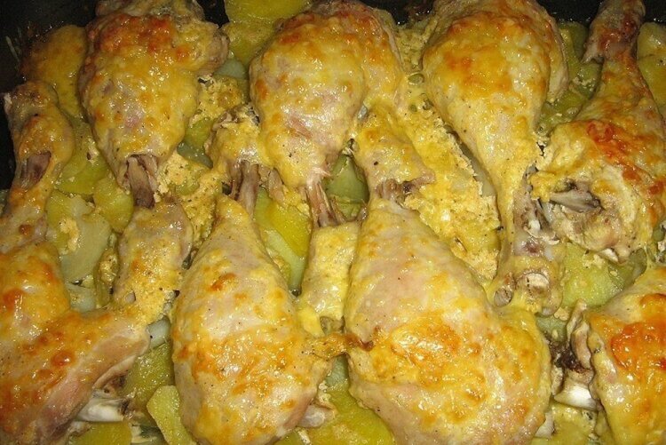 Muslos de pollo con patatas en mayonesa
