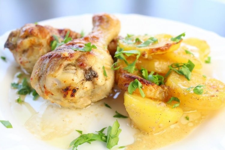 Muslos de pollo con patatas en nata