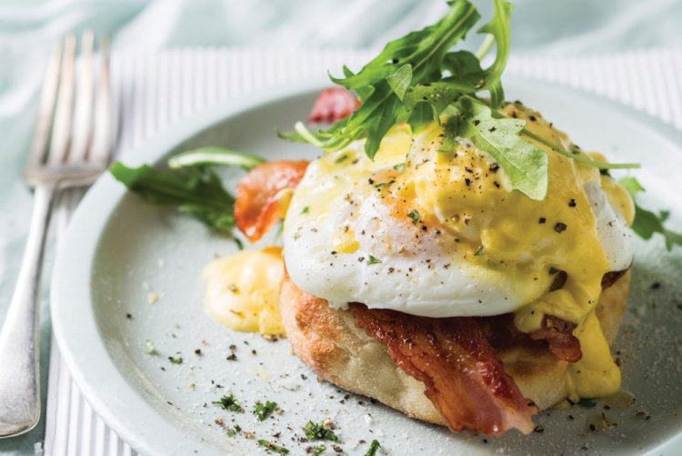 Eggs Benedict mit Spinat und Speck